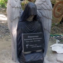 Фото скульптуры ангела из гранита на производстве в Киеве.