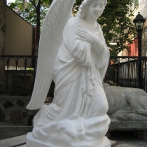 Статуя ангела из белого бетона. Высота 110 см., основа 36 х 53 см., вес 195 кг., цена скульптуры  ангела 39 тыс. грн. Фото ангела на складе, после покраски.