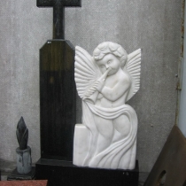 Памятник с мраморным барельефом ангела. Размеры барельефа ангела: 85 х 43 х 10 см, цена барельефа ангела $ 2 тыс. Фото ангела на складе в Киеве.