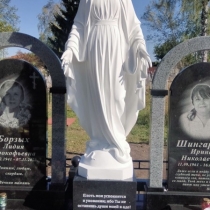 Релігійна статуя Матері Божої на колоні; висота скульптури 180 см.