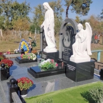 Ритуальні скульптури Богородиці та Ангела, що молиться на колонах.