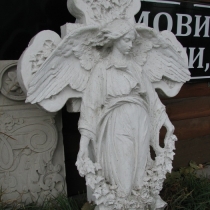 Фигура ангела в мраморе, Фото скульптуры ангела с крестом. Купить ангела из мрамора для памятника, вы можете в магазине Ритуальной скульптуры в Киеве.