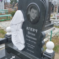 Памятник на одного с барельефом. На фото мраморный барельеф для памятника. Высота барельефа для памятника 80 см., ширина 40 см.