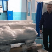 На фото производство скульптуры большого размера. Размер скульптуры льва - 2 м. Фигура льва из белого мрамора, изготовление в Киеве.