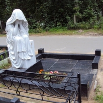 Фото фигуры из мрамора в ритуальном комплексе. Размер фигуры из мрамора: 120 х 60 х 60 см. Доступная цена мраморной скульптуры, по разработанному проекту.