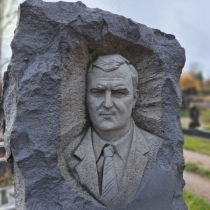 Барельєф на пам'ятнику, фото.