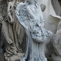 Фото скульптуры девочки для памятника. Цена скульптуры девочки с корзинкой - 5 тыс. грн.