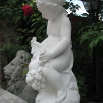 Скульптура девочки на складе. Размер скульптуры девочки: высота 62 см., основа 20 х 24 см., вес 23 кг. Цена ангела с цветами 5 тыс. грн.