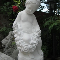 Скульптура девочка с розами. Размер скульптуры ангела: высота  62 см., основа 20 х 24 см., вес 23 кг. Цена ангела с цветами 5 тыс. грн. Фото сделано, в магазине ритуальной скульптуры в Киеве.