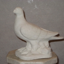 Голуби из декоративного бетона; скульптура голубя, высотой 20 см., цена изделия 2500 грн. Фото скульптуры голубя на складе в г.Киеве.