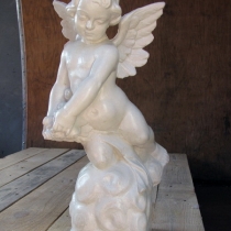 Ангелы из декоративного бетона для памятников. Высота ангела 46 см., основа 18 х 18 см., вес 10 кг. Цена ангела 5 тыс. грн. Фото скульптуры на складе.