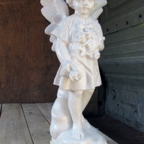 Скульптура ангела с цветами. Высота ангела 60 см., основа 20 х 20 см., вес 25 кг, Цена скульптуры ангела 5 тыс. грн.