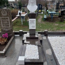 Мраморный бюст женщине на колонне. Фото на кладбище.