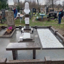Бюст из белого мрамора на могилу. Высота с колонной 1,65 м.