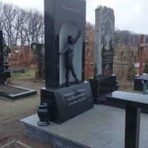 Статуя из полимера. Фото на кладбище.