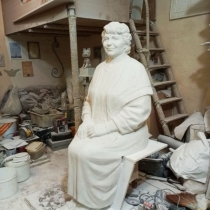 Жіноча скульптура з полімеру, висота 160 см.