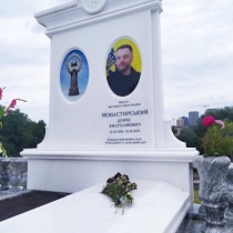 Элитный VIP комплекс из мрамора для мужчины. Фото на могиле в Киеве.