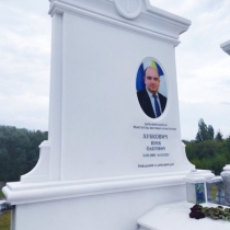 Элитный VIP памятник из белого мрамора на кладбище в Киеве.