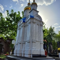 Елітний пам'ятник чоловікові в меморіальному комплексі.