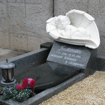 Новый памятник младенцу на кладбище фото сразу после установки. Размер памятника младенцу на могилу, по разработанному проекту.  Доступная цена детского памятника со склада в Киеве $1 тыс. с монтажом.