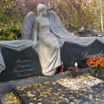 На фото новая скульптура из женщины. Размер скульптуры из гранита, по разработанному проекту памятника.