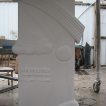 Изготовление детского памятника из мрамора по индивидуальному проекту: фото на производстве в Киеве.