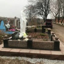 На фото памятник со скульптурой; общая высота скульптуры для памятника 240 см.