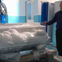 Скульптура льва из мрамора фото. Размер фигуры льва - 2 м. Производство скульптуры большого размера; фото льва на станке ЧПУ в Киеве.