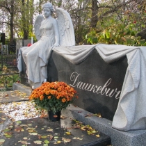 На фото новая скульптура женщины из гранита. Доступная цена гранитной скульптуры в Киеве.