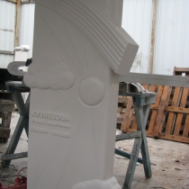 На фото изготовление памятника из мрамора ребёнку по индивидуальному проекту. Доступные цены на памятники детям.