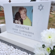 Фото новоизготовленного мраморного памятника на кладбище.