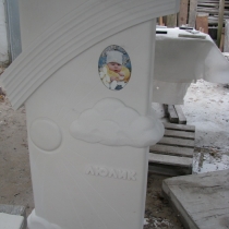 Фото производства детского памятника из мрамора по индивидуальному проекту. Доступная цена памятника из мрамора.