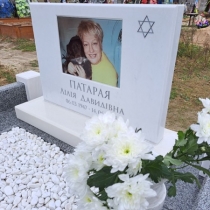 Высота новоизготовленного памятника из мрамора 70 см. 