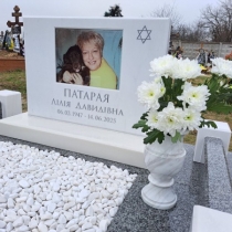 Индивидуальный памятник на заказ для матери из белого мрамора.