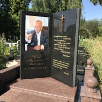 Высота памятника - согласно проекта. Памятник с мужским портретом - фото на кладбище. Цена памятника - доступна.