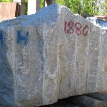 Фото блока природного камня для изготовления памятников.