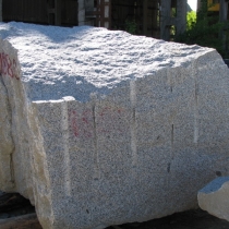 Размеры блока гранита для изготовления памятников: 190 х 170 х 150 см.