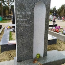Надгробие на кладбище. Высота надгробия - согласно проекта.