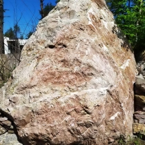 Надгробие из камня. Высота надгробия из камня - 2 м.