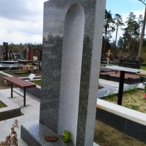 Высота надгробия - 1,5 м. Изготовление надгробий в Киеве.