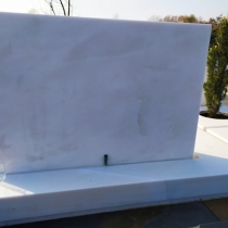 Мраморное надгробие, фото после установки на кладбище.