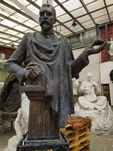 Высота скульптуры из бронзы  - 2 м.